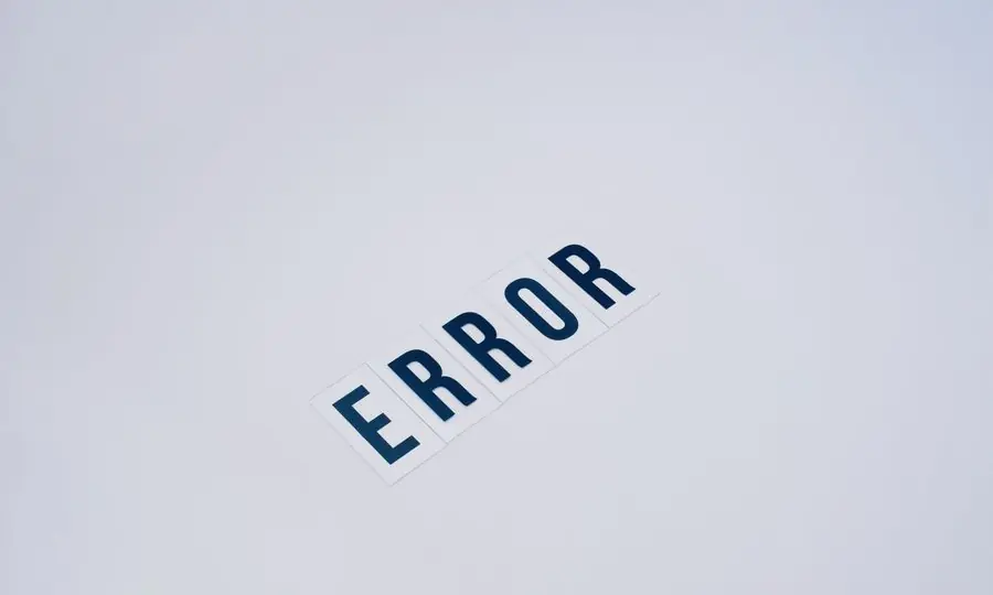 La palabra error escrita con letras sueltas